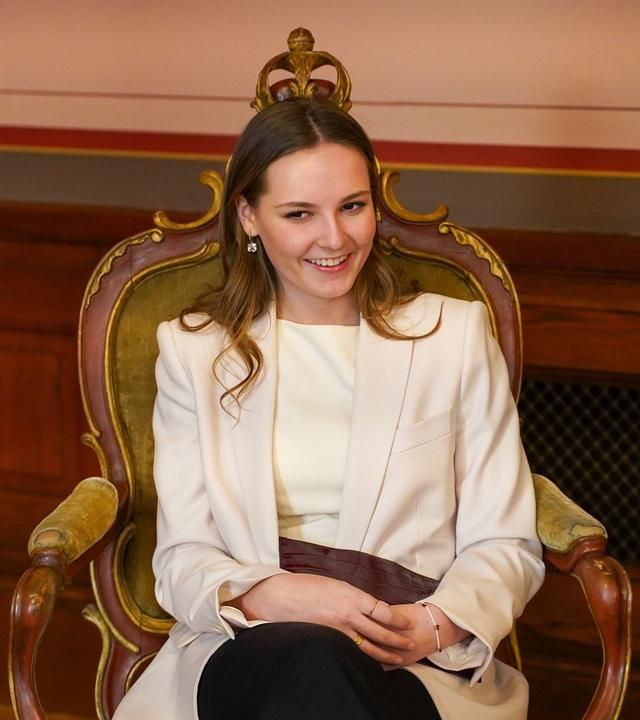 穿上白色上衣的英格丽德就像是邻家女孩,披散着长发微笑起来的模样太