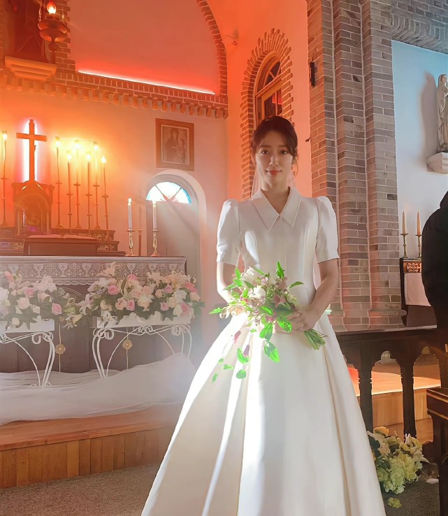 朴信惠今日举办婚礼两人曝光多张婚纱照婚纱照看不出身孕