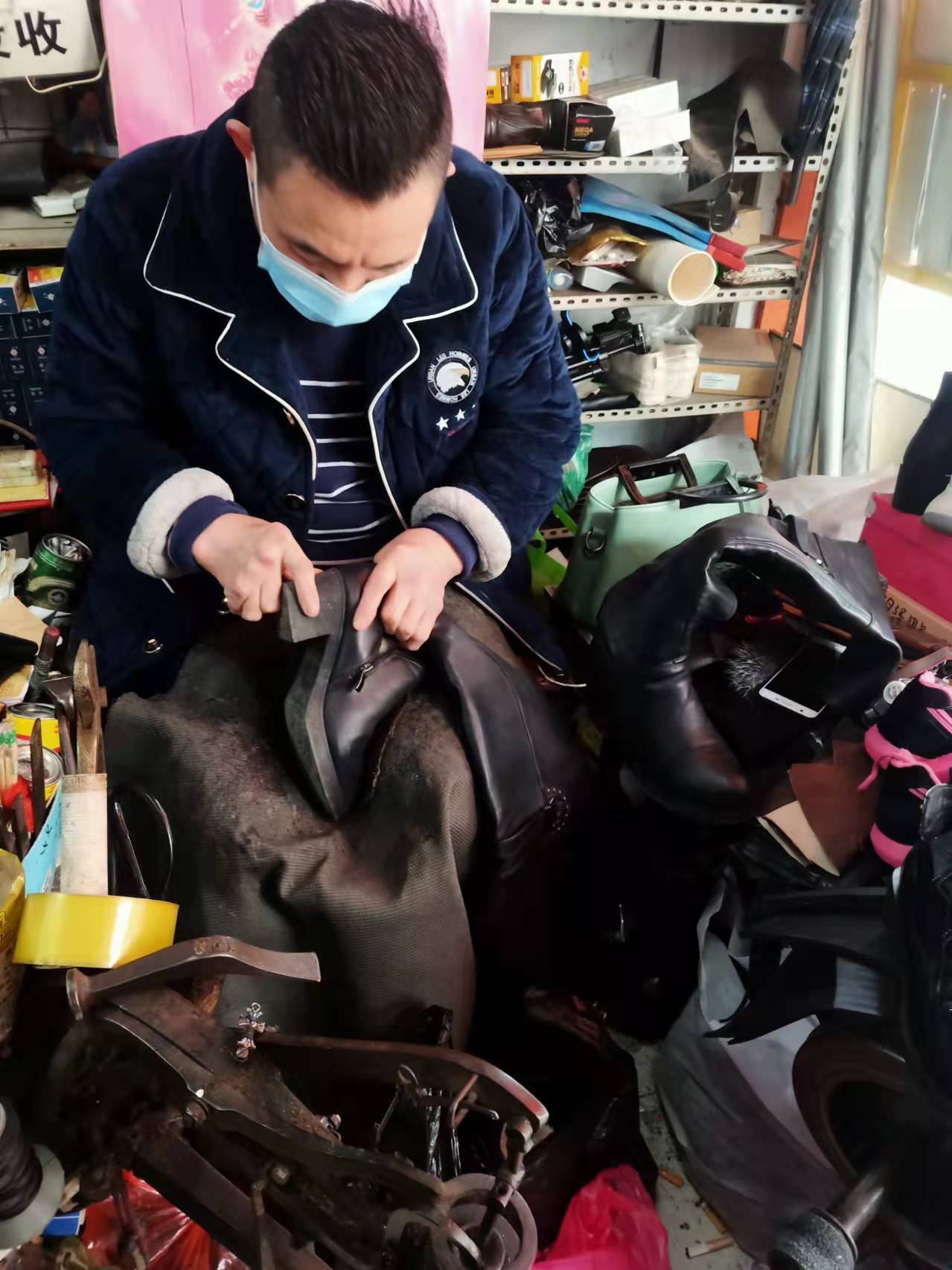 南阳残疾人夫妇开补鞋店寒冬里通过义工联捐出皮鞋温暖他人