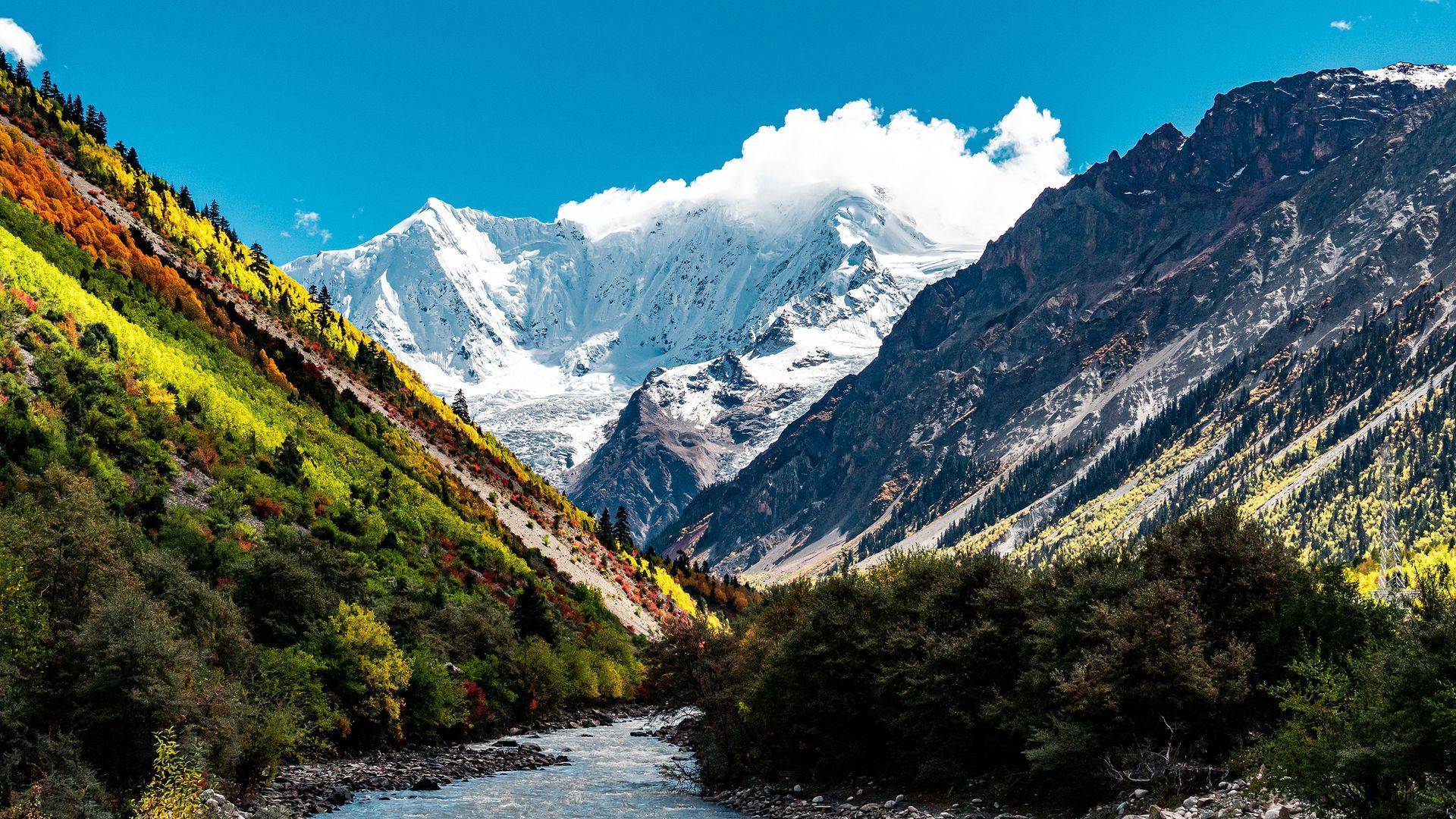 男子在西藏林芝大峡谷隐居六年被民警巡逻时意外发现将其劝返