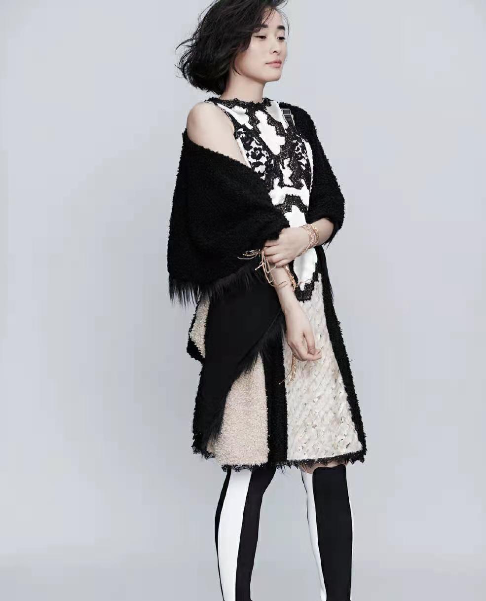 吴越拍写真穿丝绒的礼服裙秀身材直角肩抢镜45岁仍单身