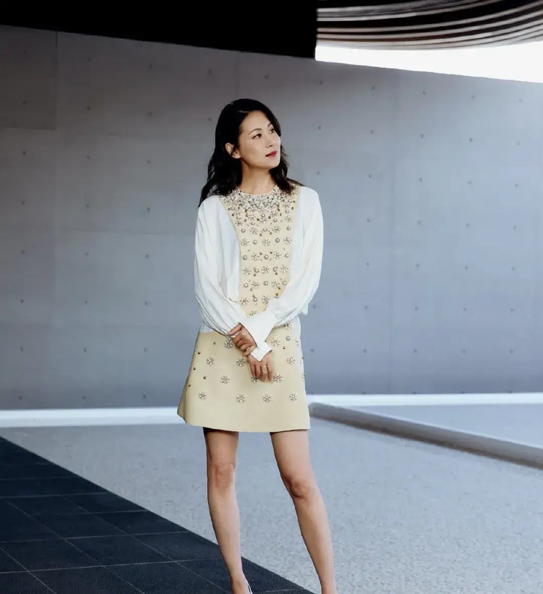 郭广昌和爱妻秀甜蜜王津元穿蓝色无袖裙简约高雅真正的人生赢家