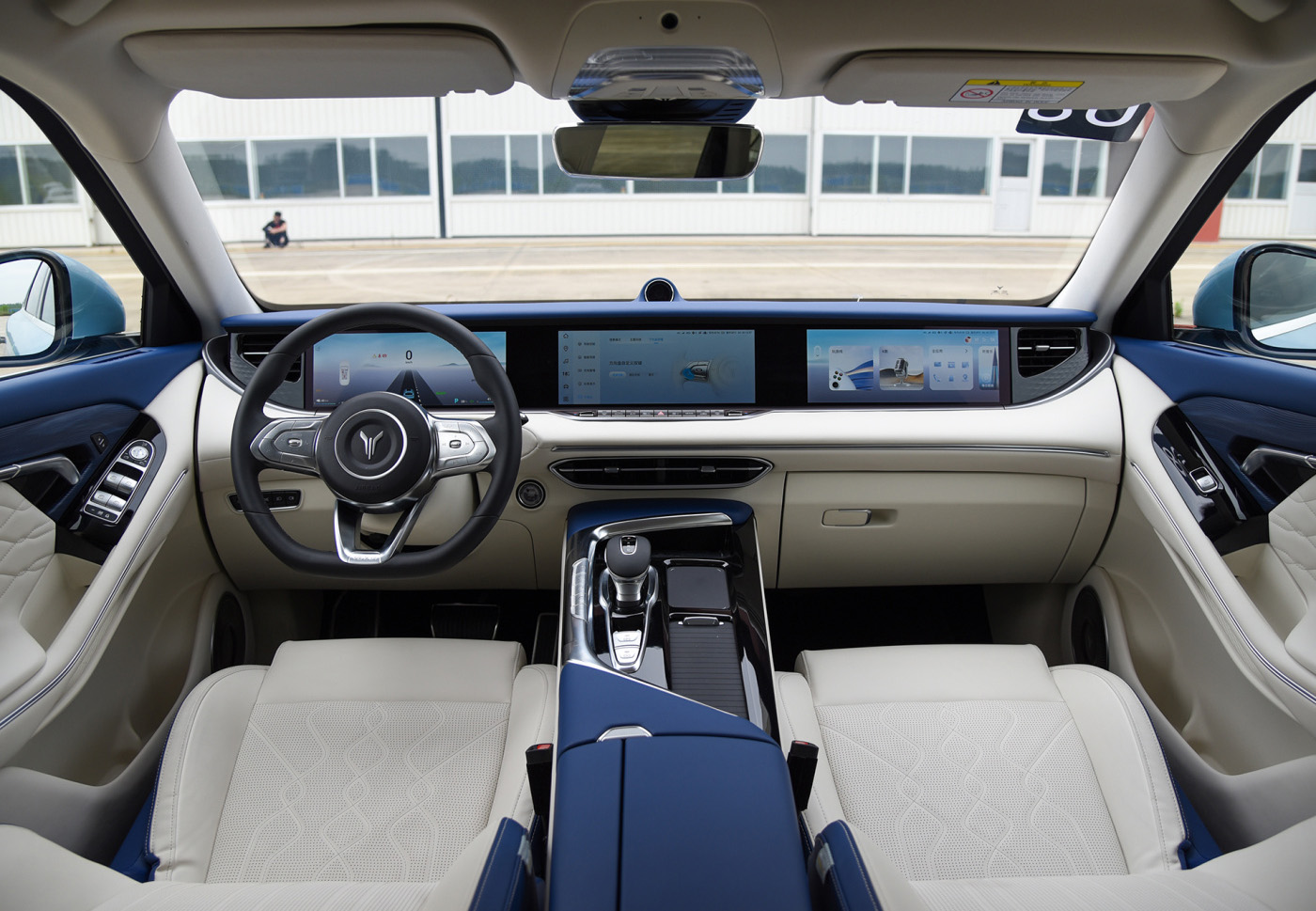 这辆岚图free的内饰整体给人很强的豪华感和科技感,三联屏幕的设计