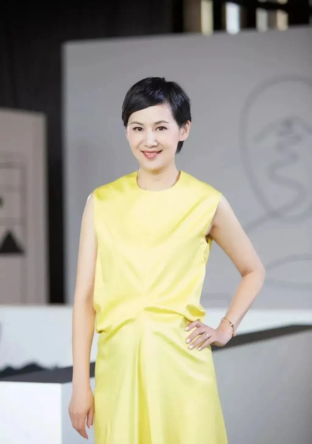 郭广昌和爱妻秀甜蜜王津元穿蓝色无袖裙简约高雅真正的人生赢家