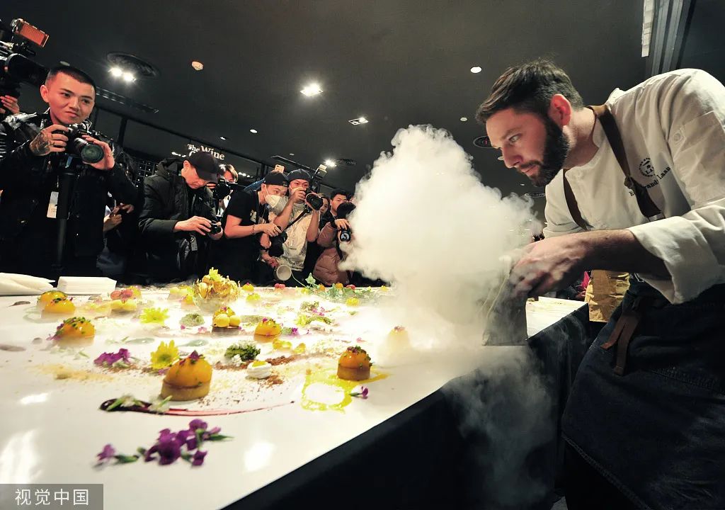 米其林餐厅主厨展示分子料理深夜的日式居酒屋墨西哥餐厅上海饮食虽