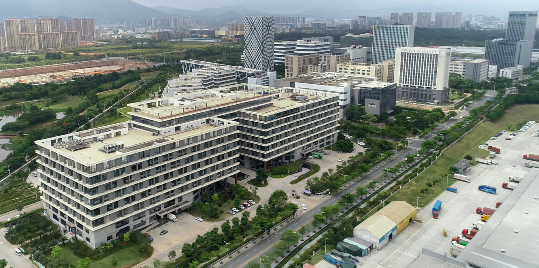 坪山城投智园项目B栋宿舍楼主体结构封顶，将打造立体生态型智能生产园区休闲区蓝鸢梦想 - Www.slyday.coM