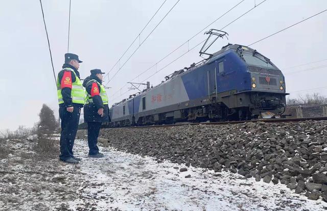 石家庄铁路公安处磁山站派出所民警雪天巡逻保平安|石家庄市|民警