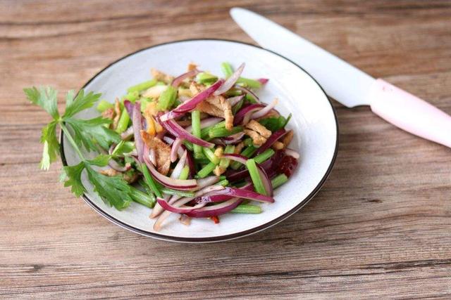 连续吃一个月的洋葱，可以降血脂？今天的答案有点不一样休闲区蓝鸢梦想 - Www.slyday.coM