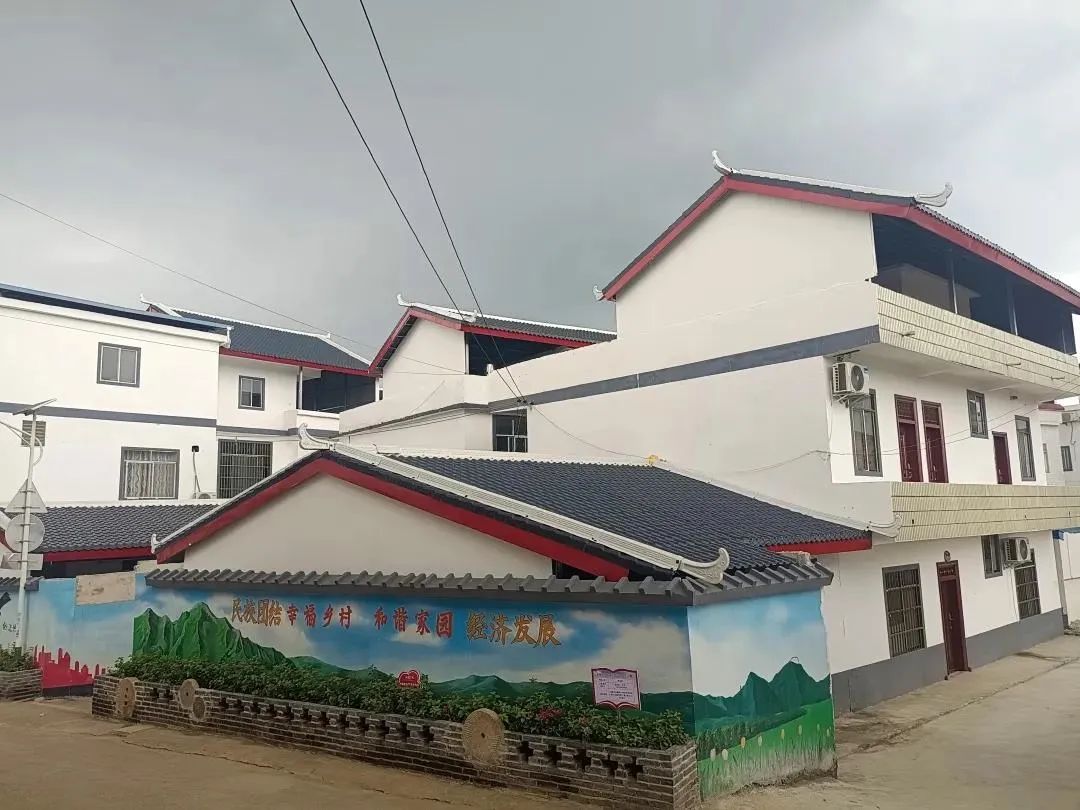 渠新村距渠黎集镇3公里,南友高速公路渠黎出入口,渠黎火车站设在该村