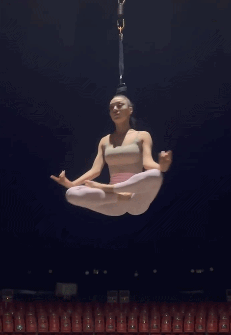 上海地铁内，女子头悬梁荡秋千？本人回应→休闲区蓝鸢梦想 - Www.slyday.coM