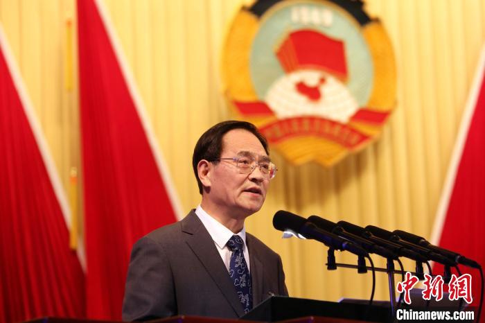 他表示,近年来,山东全省政协组织和广大政协委员围绕"新旧动能转换""