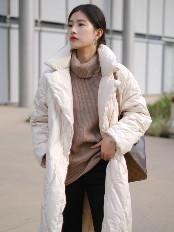 看到时髦精的搭配才知道,今年最流行"米色羽绒服",显白还温柔|羽绒服