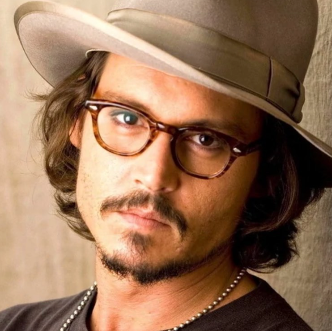 Johnny Depp 佩戴着 Moscot LEMTOSH