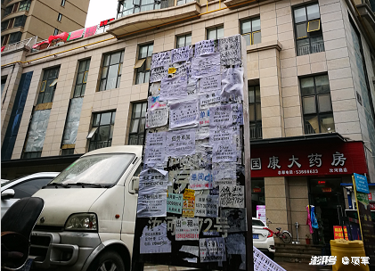 2017年4月16日，郑州一居民小区门口现密密麻麻的租房广告。图/CFP