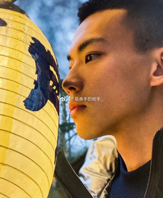 其实单看五官,两年前因为纪录片《派出所的故事》被注意到↓成都特警