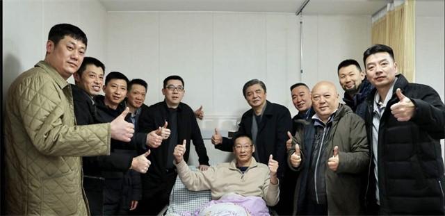 瘫痪4年男排郑亮近况妻子改嫁父亲去世边直播边挣护工费