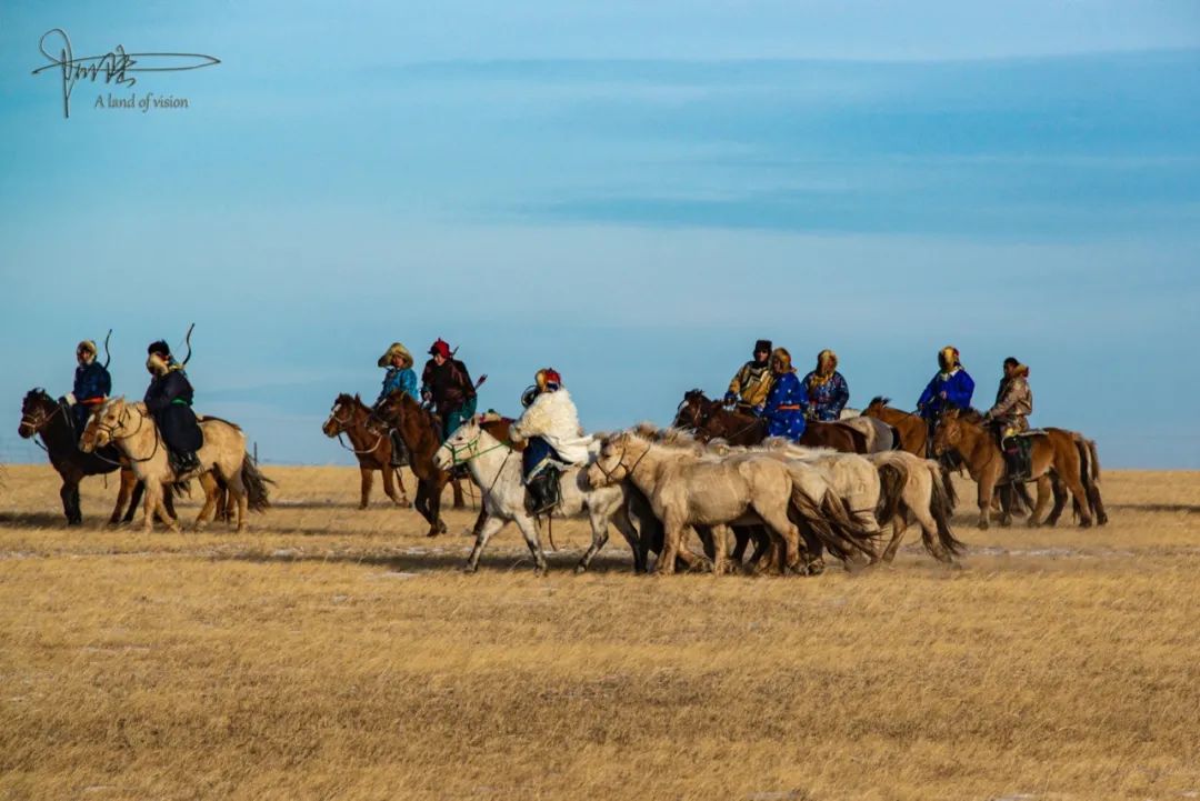 西乌珠穆沁草原上,据说成吉思汗的81匹白色战马就是来自于乌珠穆沁旗