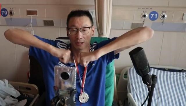 妻子改嫁,父亲去世,边直播边挣护工费|郑亮|排球|郑武_新浪新闻