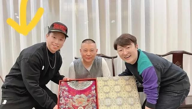 烧饼给师傅买一件88万的蟒赔罪郭德纲喜笑颜开以后你就是队长