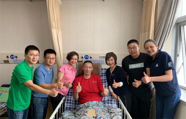 瘫痪4年男排郑亮近况妻子改嫁父亲去世边直播边挣护工费