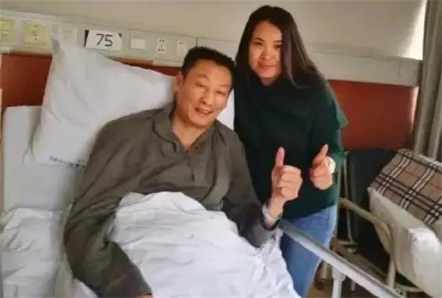 瘫痪4年男排郑亮近况妻子改嫁父亲去世边直播边挣护工费