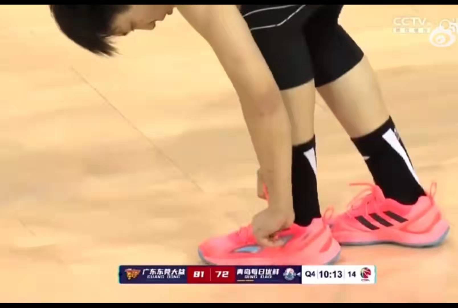 胡明轩今天穿粉丝adidas球鞋!