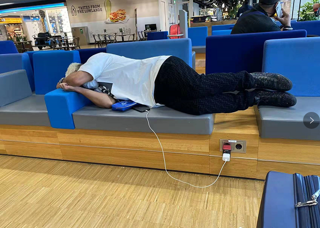 两大归化球员夜宿机场 社媒直接怒喷足协:一点也不尊重我们休闲区蓝鸢梦想 - Www.slyday.coM 两大归化球员夜宿机场 社媒直接怒喷足协:一点也不尊重我们休闲区蓝鸢梦想 - Www.slyday.coM