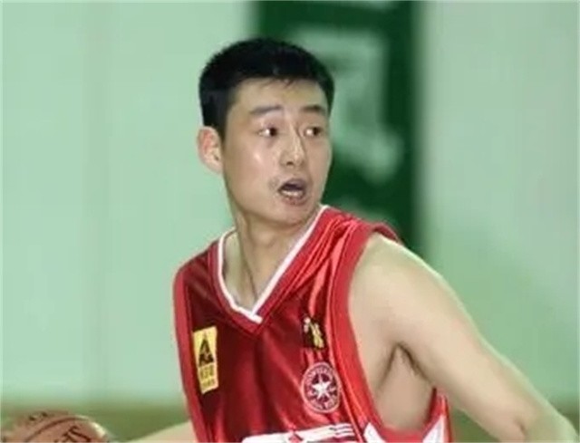 瘫痪4年男排郑亮近况妻子改嫁父亲去世边直播边挣护工费