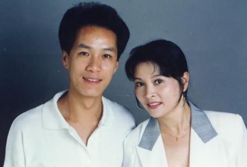 冯远征与66岁爱妻恩爱同框娶大8岁二婚妻子至今无子超宠妻