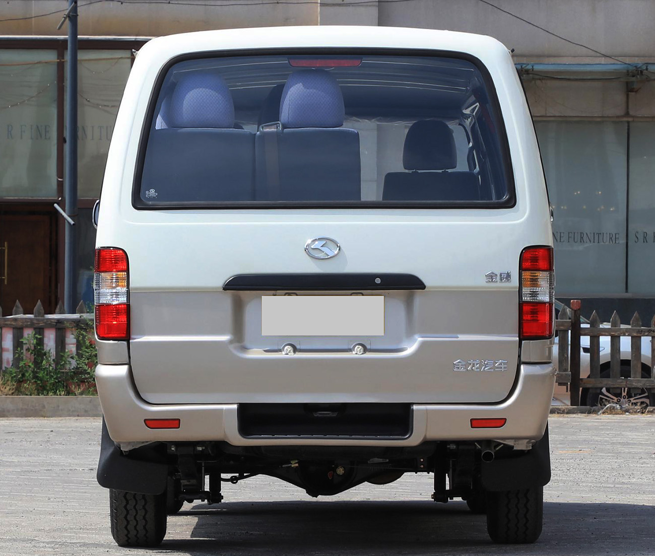 厦门金龙版"金杯海狮",侧滑门,10座,搭载1.8l五菱动力