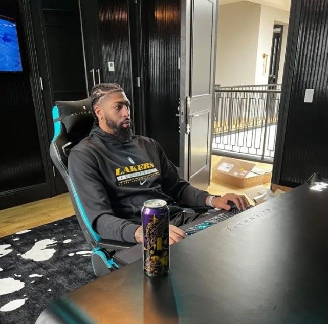 戴维斯晒游戏照并为湖人队限量啤酒带货名记曝月底将复出