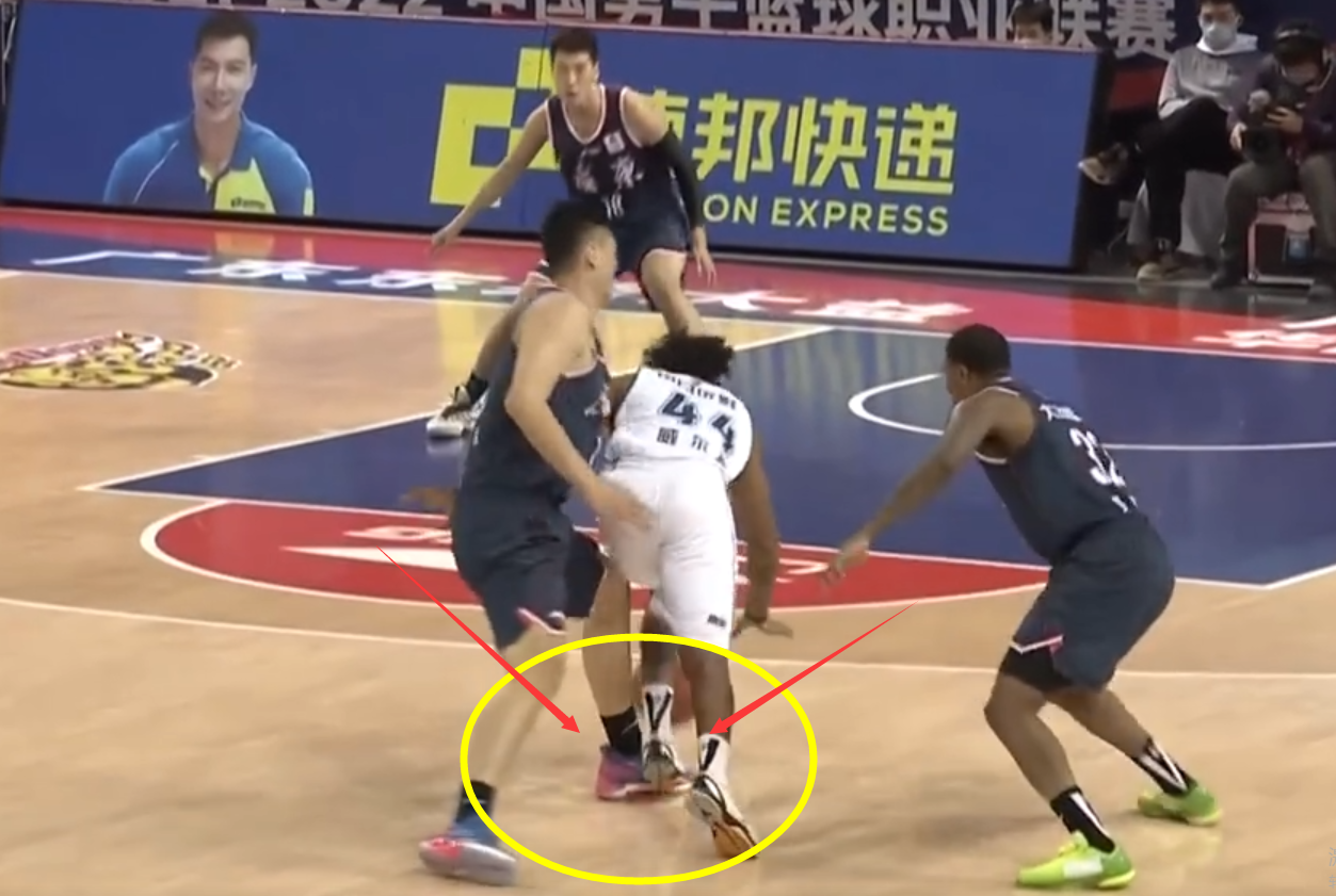 广东苏伟恶犯伸腿绊倒青岛外援吴庆龙大怒还好裁判明察秋毫