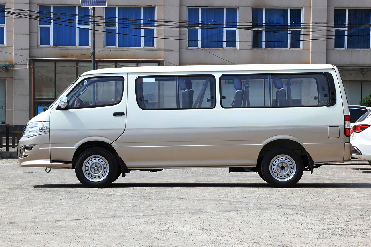 厦门金龙版金杯海狮侧滑门10座搭载18l五菱动力