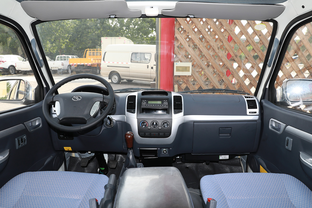 厦门金龙版金杯海狮侧滑门10座搭载18l五菱动力