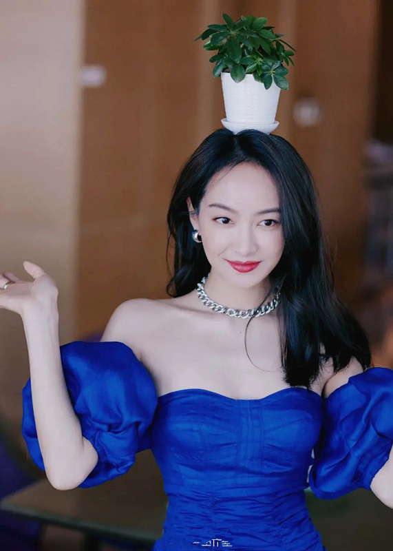 宋茜的新造型又火了 穿蓝色一字肩秀直角肩 头顶花盆玩平衡感|宋茜