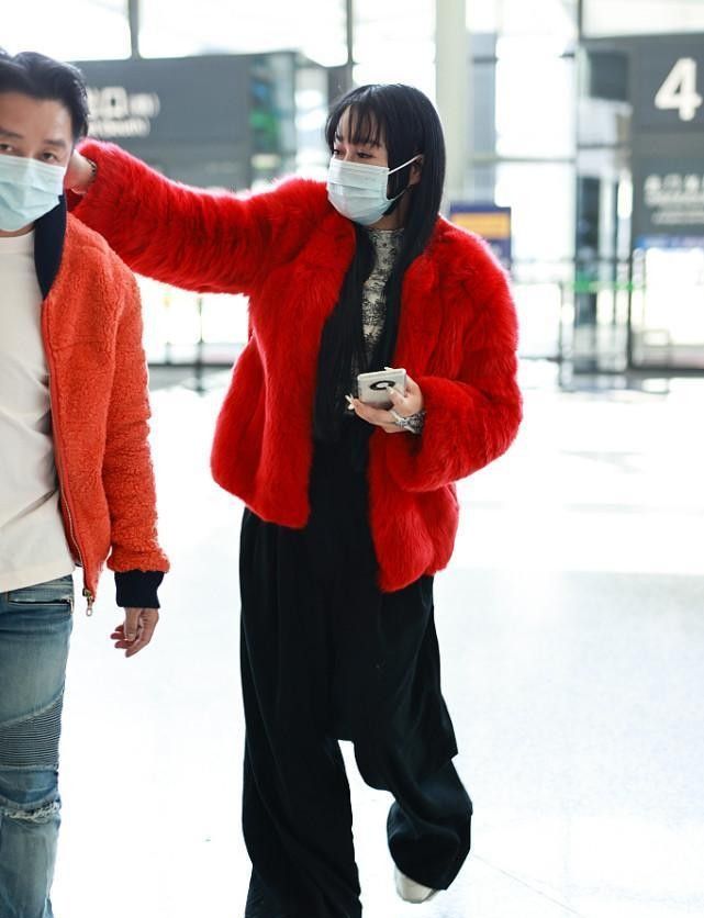 冉莹颖挺富贵的穿红色皮草挡不住饱满身材穿衣比模特还潮