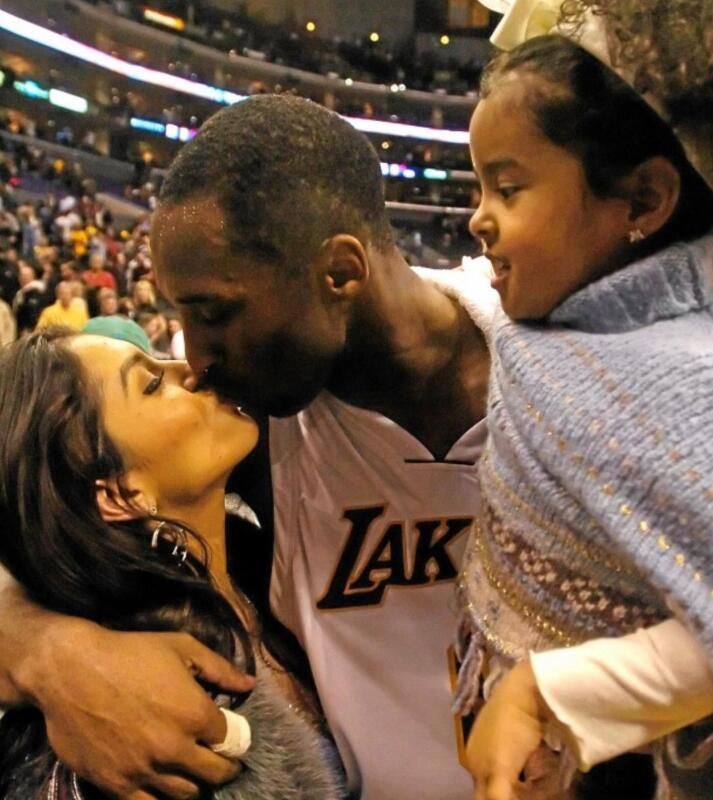 瓦妮莎晒亲吻照纪念科比81分,40岁近照曝光:身材臃肿发福|娜塔莉亚