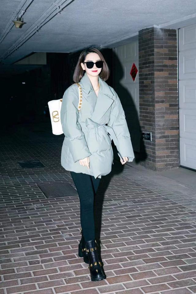 戚薇才是机场穿搭一姐驼色大衣搭配棒球帽演绎不费劲的时髦