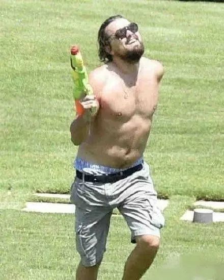 手拉手一起中年发福，这对地表颜值最强cp是商量好的么？休闲区蓝鸢梦想 - Www.slyday.coM