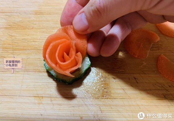 用1根胡萝卜做漂亮的萝卜花过年的菜品就用它来装饰太漂亮了