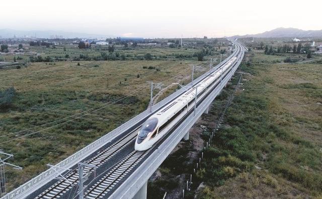 作为北京冬奥会重要的交通基础保障设施,京张高铁连通三大赛区,点燃