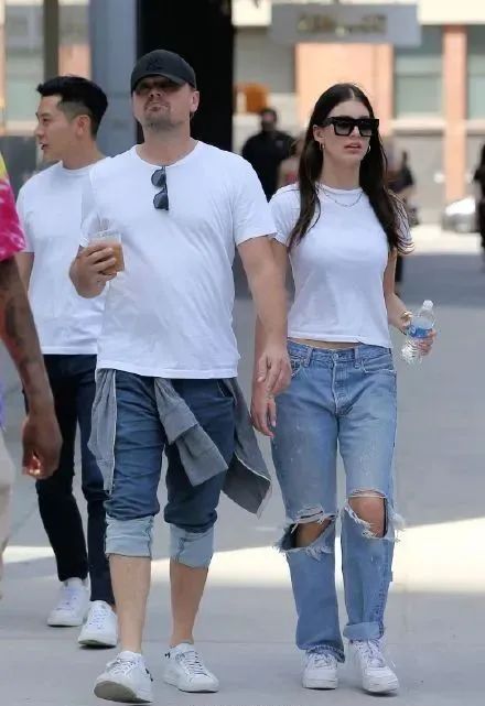 手拉手一起中年发福，这对地表颜值最强cp是商量好的么？休闲区蓝鸢梦想 - Www.slyday.coM