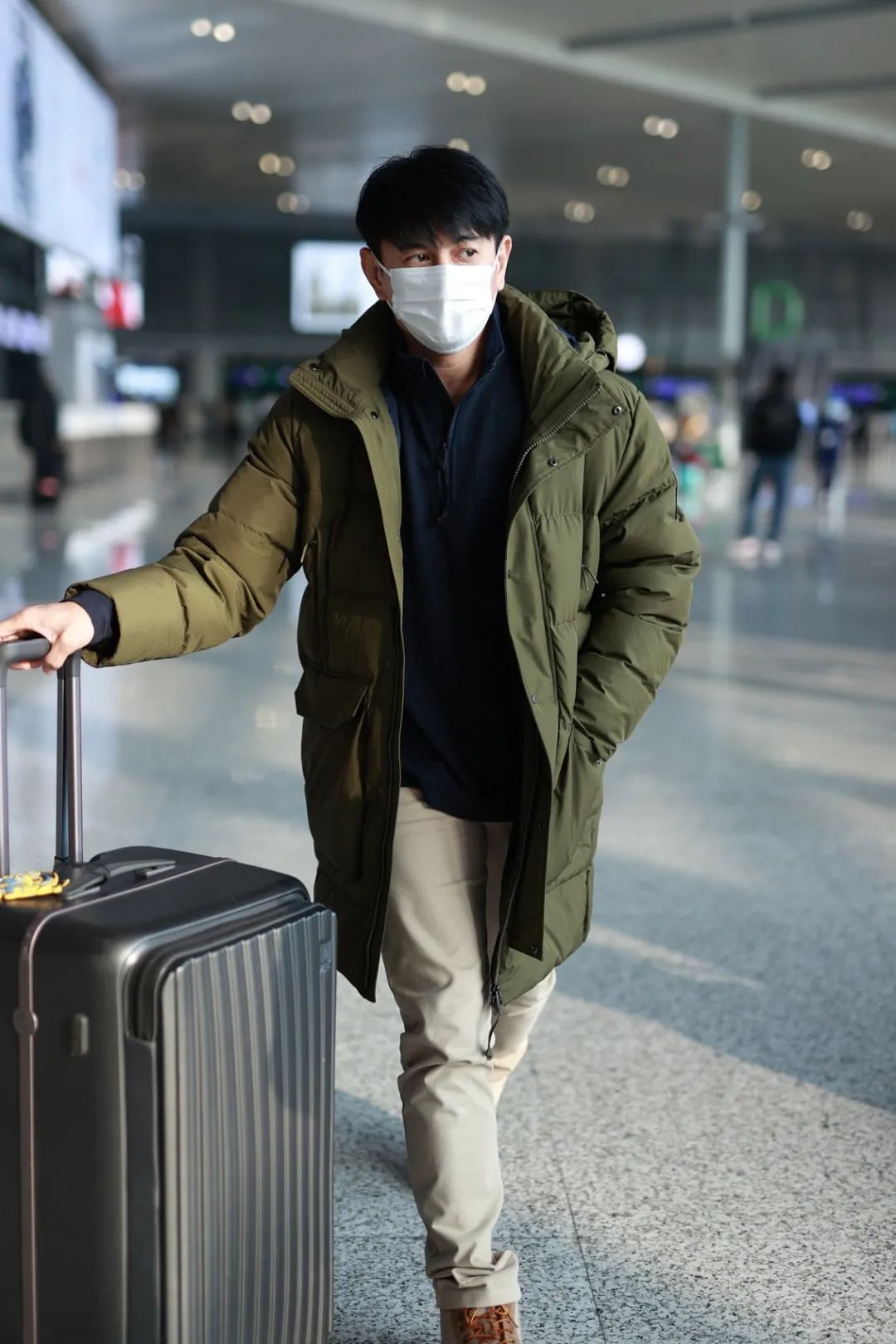 赵文卓一件亮蓝中长款羽绒服夺去了视线,老婆张丹露虽说色系很低调,但