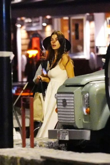 手拉手一起中年发福，这对地表颜值最强cp是商量好的么？休闲区蓝鸢梦想 - Www.slyday.coM