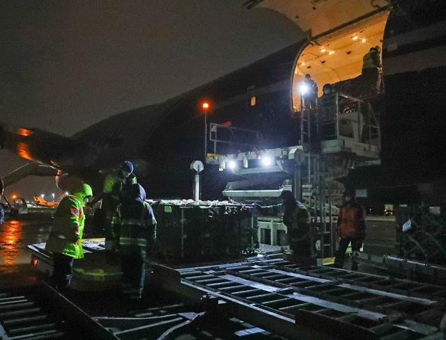 美国援助乌克兰的一批军火运抵基辅，包括“致命性”武器休闲区蓝鸢梦想 - Www.slyday.coM