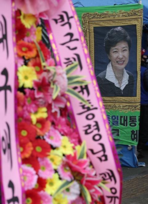 朴槿惠出狱前，粉丝送来500个花环