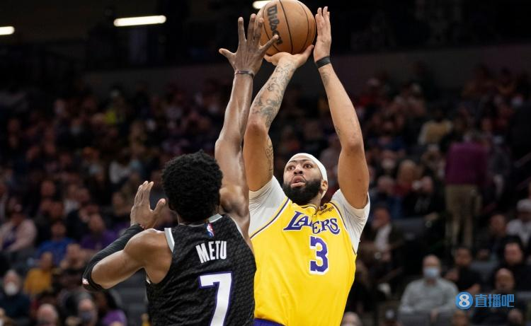 名记安东尼戴维斯在膝伤康复期间调整了投篮动作