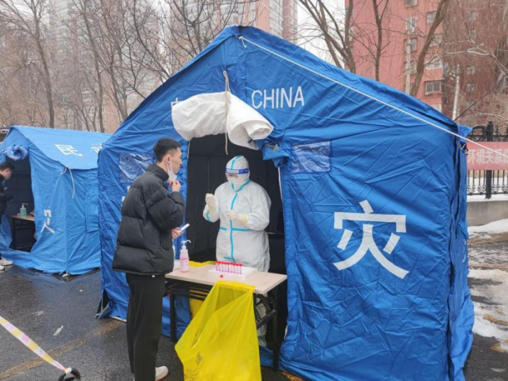 北京市丰台区，医务人员正在采集核酸。健康时报记者石梦竹摄