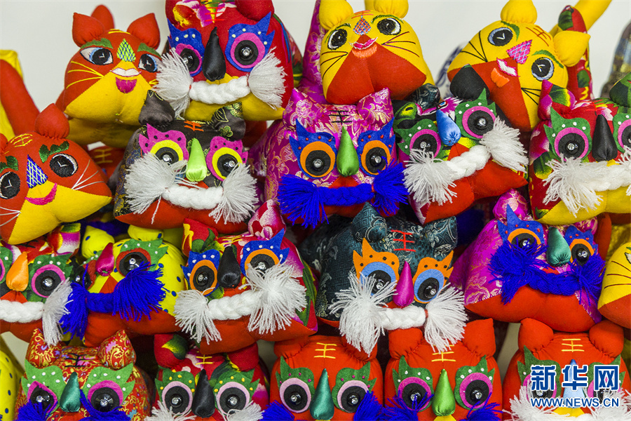 布老虎 迎新春__财经头条