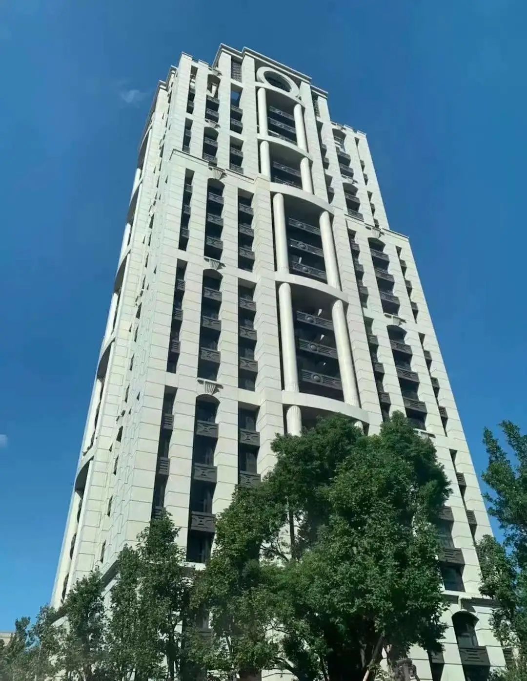 4亿元人民币)买下了台北市大安区和平东路上的"和平大苑",这个房子贵